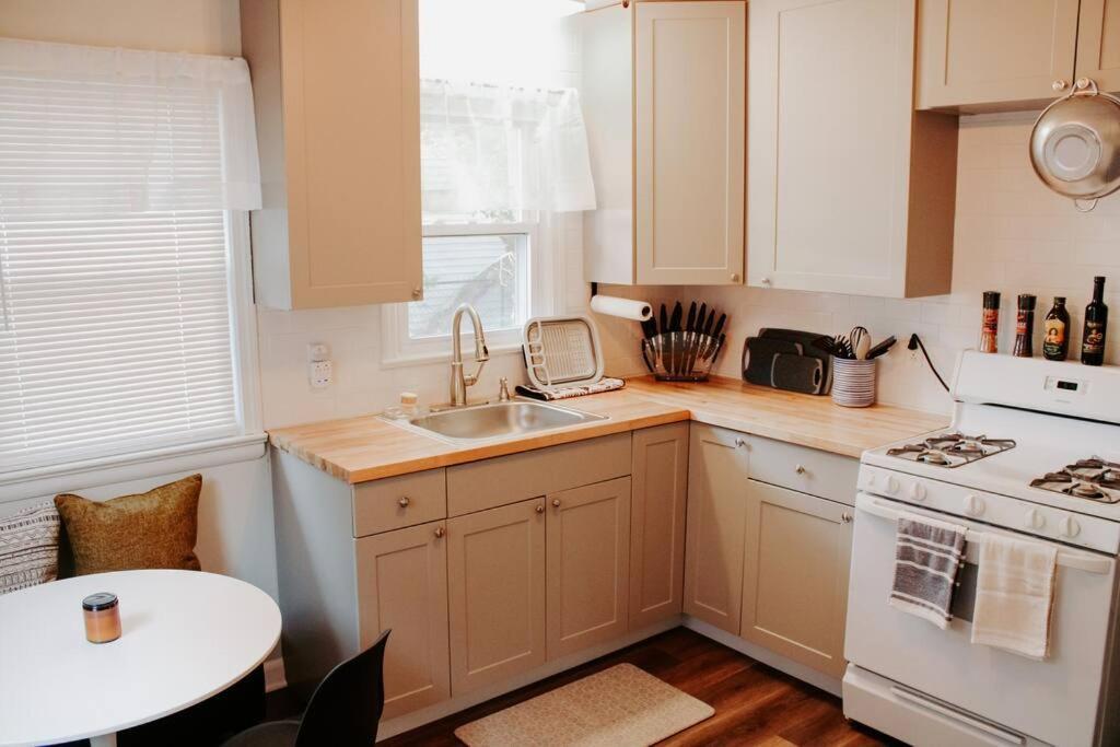 Cozy House Near Lake Erie, 10 Minutes To Downtown. Кливланд Екстериор снимка